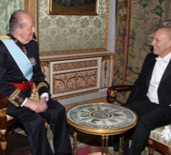 Su Majestad el Rey conversa con el embajador de la República de Serbia, Danko Prokic, tras la entrega de la Carta Credencial